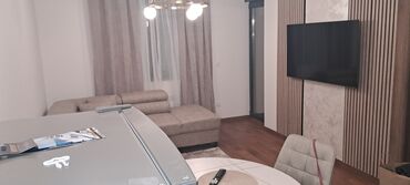 Kreveti: Ugradni TV panel sa dekorativnim lamelama + tapacirani francuski ležaj — 20