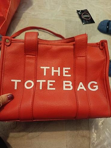 Çantalar: Qırmızı “THE TOTE BAG” əl/çiyin çantası - Material: teksturalı süni — 2
