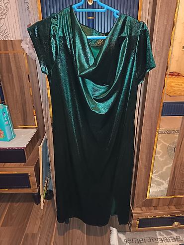 qisa balonka: Zümrüd-yaşıl rəngdə, parıltılı fakturalı, axıcı kumaşdan uzun don. Ön — 3