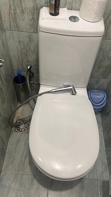 unitaz islenmis: Unitazin bacoku yoxdu. 9cu mikr — 2