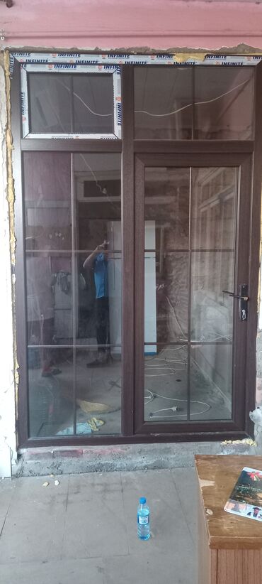 islenmis seyf qapi: PVC vitraj qapı-pəncərə sistemi - Material: tünd ağac rəngində PVC
