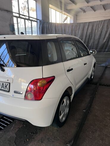 пиора лада: Toyota ist: 2003 г., Бензин, Хэтчбэк