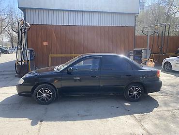 Другие автомобили: Седан компакт-класса, 4 двери, темно‑зеленый/черный цвет. Киргизские — 3