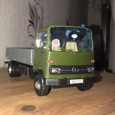 07 modelka: Mercedes, 2025 il, 1:18, Plastik, Ünvandan götürmə