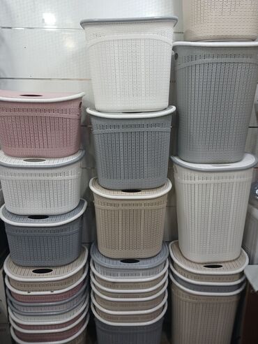 Ev üçün digər mallar: Müxtəlif rənglərdə olan, qapaqlı və toxunma dizaynlı plastik səbətlər