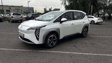 машина электрические: Электромобиль GAC Aion Y (кроссовер/MPV, 5 дверей), белый цвет кузова — 1