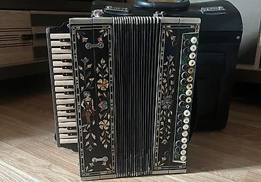 Akkordeon – dekorativ naxışlı, pianino klavişli model - Ön paneldə