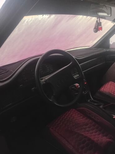 полик на авто: Audi 100 (C3), седан, черный цвет кузова. Основные особенности: -