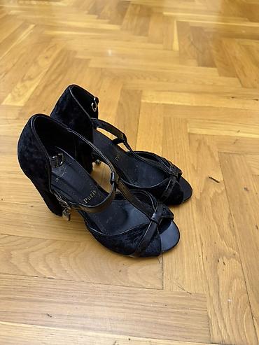 qara ayaqqabı: Qadın üçün qara klassik sandalet - Model: T-qayışlı, açıq burunlu - — 7