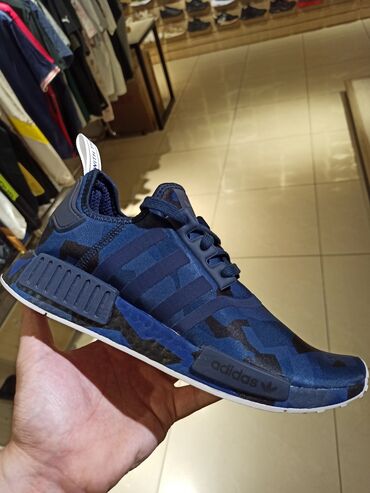 Кроссовки и спортивная обувь: Оригинальные кроссовки Adidas NMD R1 подошва boost очень мягкие и