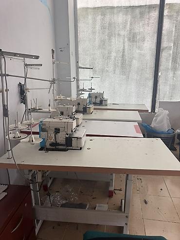 toxuma maşını: Peşəkar tikiş atelyesi avadanlığı - Sənaye overlok və düyməli ox — 1