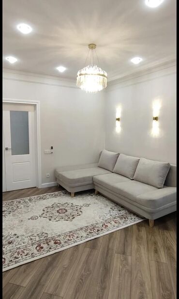 срочно продаётся 1 комнатная квартира в районе ошского рынка по улице кенсуйская: 1 бөлмө, 48 кв. м, Элитка, 5 кабат, Дизайнердик ремонт