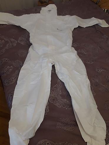 tibb geyimi: Ağ rəngli birdəfəlik qoruyucu kombinezon - Model: başlıqlı, tam bədən — 2