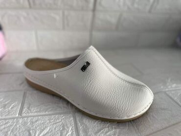 Papuče: 41-45
1500din — 10