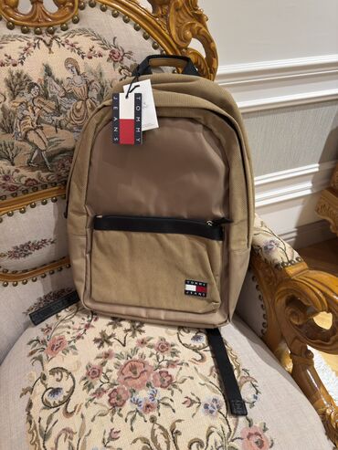 Tommy hilfiger mektebli cantasi etiketli paketi filan herseyi var