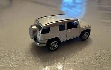 nerf satisi: Ağ rəngli metal oyuncaq ofroud SUV maketi. - Material: die-cast metal — 4