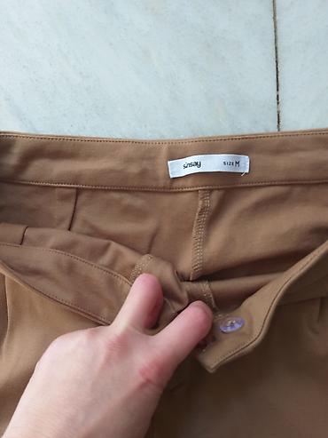 satom: Ženske pantalone M u karamela/svetlo-braon boji. Klasičan, ravan kroj — 2