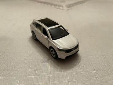 Avtomobil modelləri: Miniatür modell avtomobil – KIA Sorento - Miqyas: təxmini 1:36–1:43 — 2