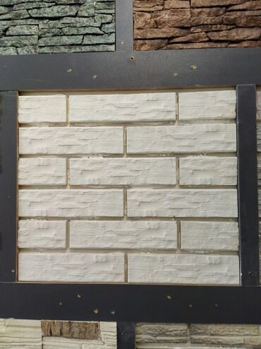 07 şəkilləri ağ: Dekorativ divar üzlüyü – ağ rəngli, “kərpic” formalı teksturlu