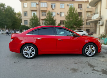 Chevrolet: Chevrolet Cruze sedan – parlaq qırmızı rəngdə, idman görünüşlü paket — 1