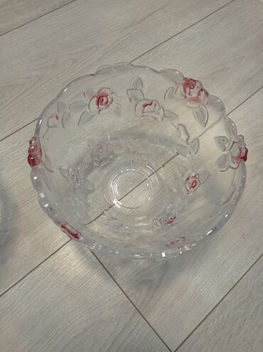 стекло на стол: Прозрачная салатница/вазa из окрашенного стекла с рельефным цветочным