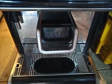 Aparati za kafu: Potpuno ispravan Profesionalni cafe aparat koji se prikljucuje na — 4