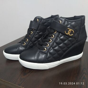 sport ayaqqabı: Новая обувь. Американский бренд. 39-40 размер .Заказывала с