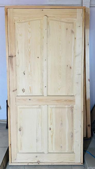 Массивная межкомнатная дверь из натуральной древесины (сосна)