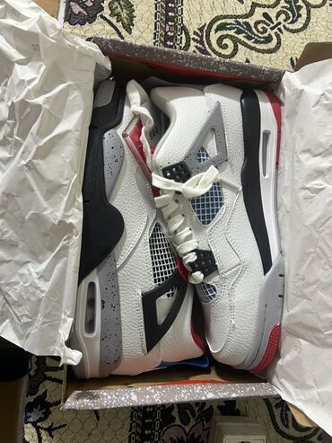 розовые кроссовки: Кроссовки Nike Air Jordan 4 Retro (цвет: White/Black/Grey/Red) -