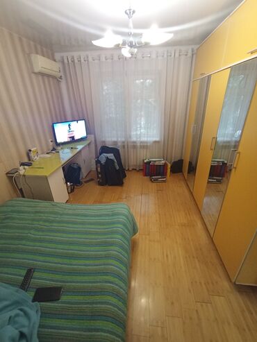 дом посуточные: 3 комнаты, 77 м², Индивидуалка, 4 этаж, Старый ремонт