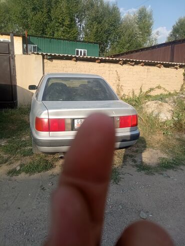 купить запчасти на опель вектра б: Седан Audi 100, выполненный в серебристом цвете, представляет собой