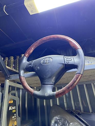 Рулевое колесо Toyota с комбинированной отделкой дерево/кожа