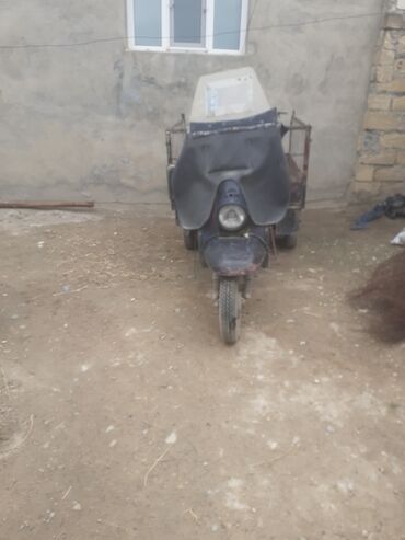 Avtomobil satışı: Yük daşımaq üçün üçtəkərli motosikl (moped) – arxa tərəfdə geniş