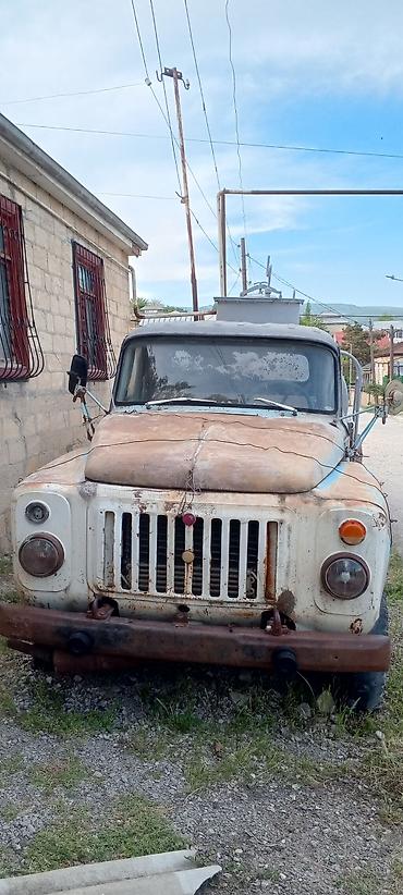 Yük maşınları: Bu, mavi kabinəli və paslı şassi elementləri olan köhnə tipli yük — 7