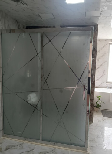 кафель для ванной: Şüşə duş kabinəsi müasir hamam otaqları üçün nəzərdə tutulmuşdur. Bu