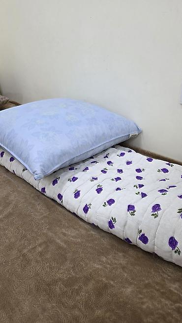 Текстиль: • 3 ədəd yun yorğan ölçü 200×150 – hər biri 20 manat. • 2 ədəd qaz — 1