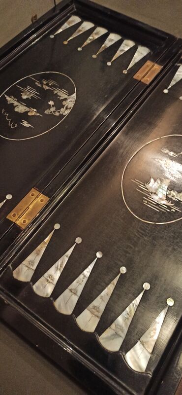 Sandıqlar: Əl işinə bənzər lak qutusu – şərq nağılı üslublu miniatür rəsmlə. - — 9