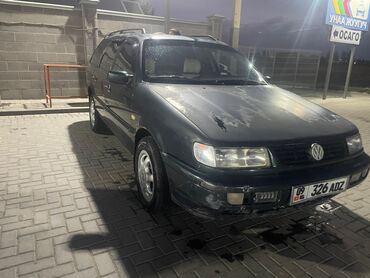 колор: Универсал Volkswagen Passat темного цвета, оснащенный рейлингами на