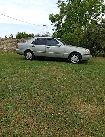audi a6 2000: Mercedes-Benz C 180: 1.8 l | 1994 il Sedan — 3