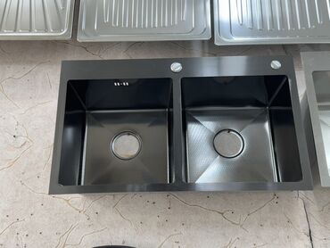 metbex xalcalari: Bu mətbəx lavabosu qara rəngli ikili kasası ilə mətbəxinizə müasir bir