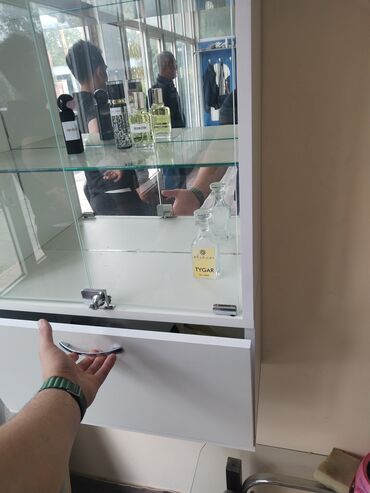 nills mebel: Parfum vitrini Berber salonlari ucun nezerde tutulub işlenmeyib