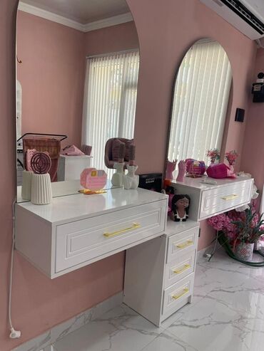 Tibbi çarpayılar: Makiyaj üçün masa, Güzgülü