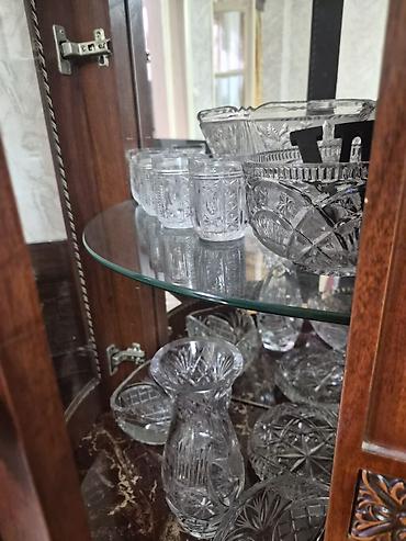 Kəpək naxışlı şüşə vitrində toplanmış dekorativ qab-qacaq və kristal at lalafo.az — 2 Kəpək naxışlı şüşə vitrində toplanmış dekorativ qab-qacaq və kristal — 2
