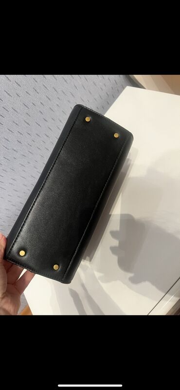 Çantalar: Temiz deridi. Bezi yerlerinde atma var, istifadeye engel deyil. Xahish — 4