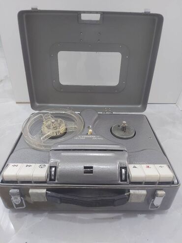 Əntiq vazalar: Sovet dövrünə aid (1960-cı illər) səsyazan cihaz. İşlək vəziyyətdə