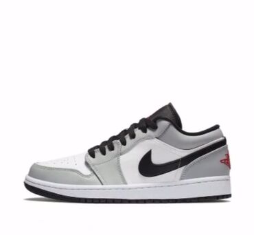 Кроссовки и спортивная обувь: Кроссовки Air Jordan 1 Low с низким профилем, выполненные в серо-белой