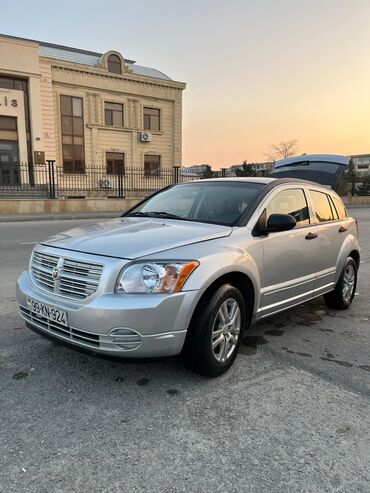 Dodge: Dodge Caliber – gümüş rəngli, 5 qapılı hatchback. Əsas xüsusiyyətlər — 1