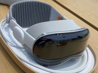 VR очки: Продаю Apple Vision Pro оригинал с коробкой пользовались всего месяц