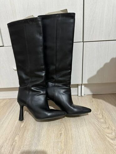 дождевики для обуви: Классические женские сапоги до колена из чёрной гладкой кожи (или