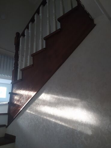 Деревянные лестницы: Деревянная лестница с окрашенными ступенями и белыми балясинами — 34